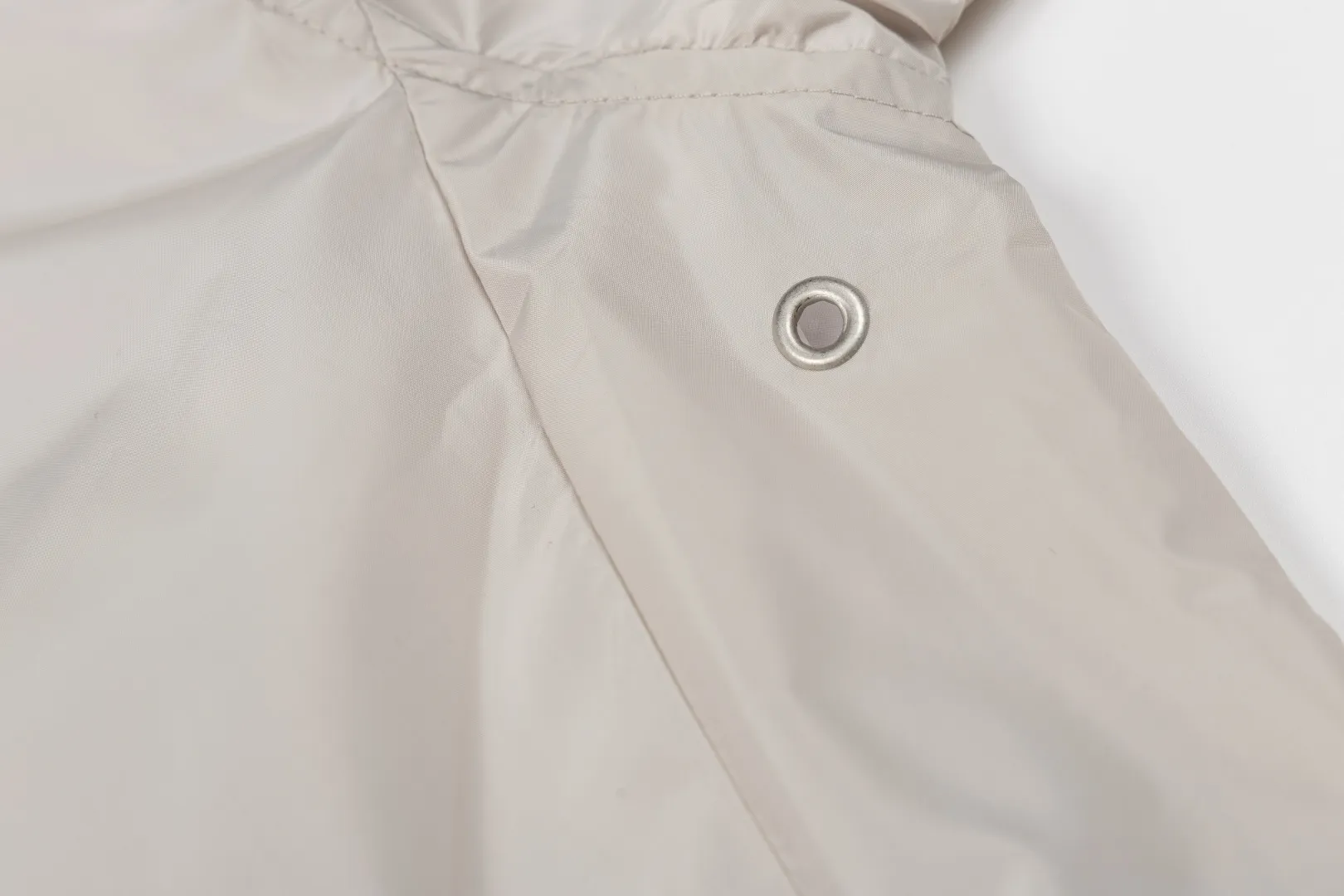 140 Acne Studios Lapel Coach Jacket Glossy nylon back lettering loose windproof jacket Classic lapel coach jacket version, STOCKHOLM back logo, Nordic simple style High-density glossy nylon fabric, light and crisp, windproof and water-repellent, with high-end gloss Metal main zipper + side eyelet details, cuff hem elastic cuffs, lock-type windproof Simple no large print on the front chest, letters on the back as a visual highlight, suitable for street commuting Style number: ST 014# Color: Off-white Black Burgundy Size: S-XL